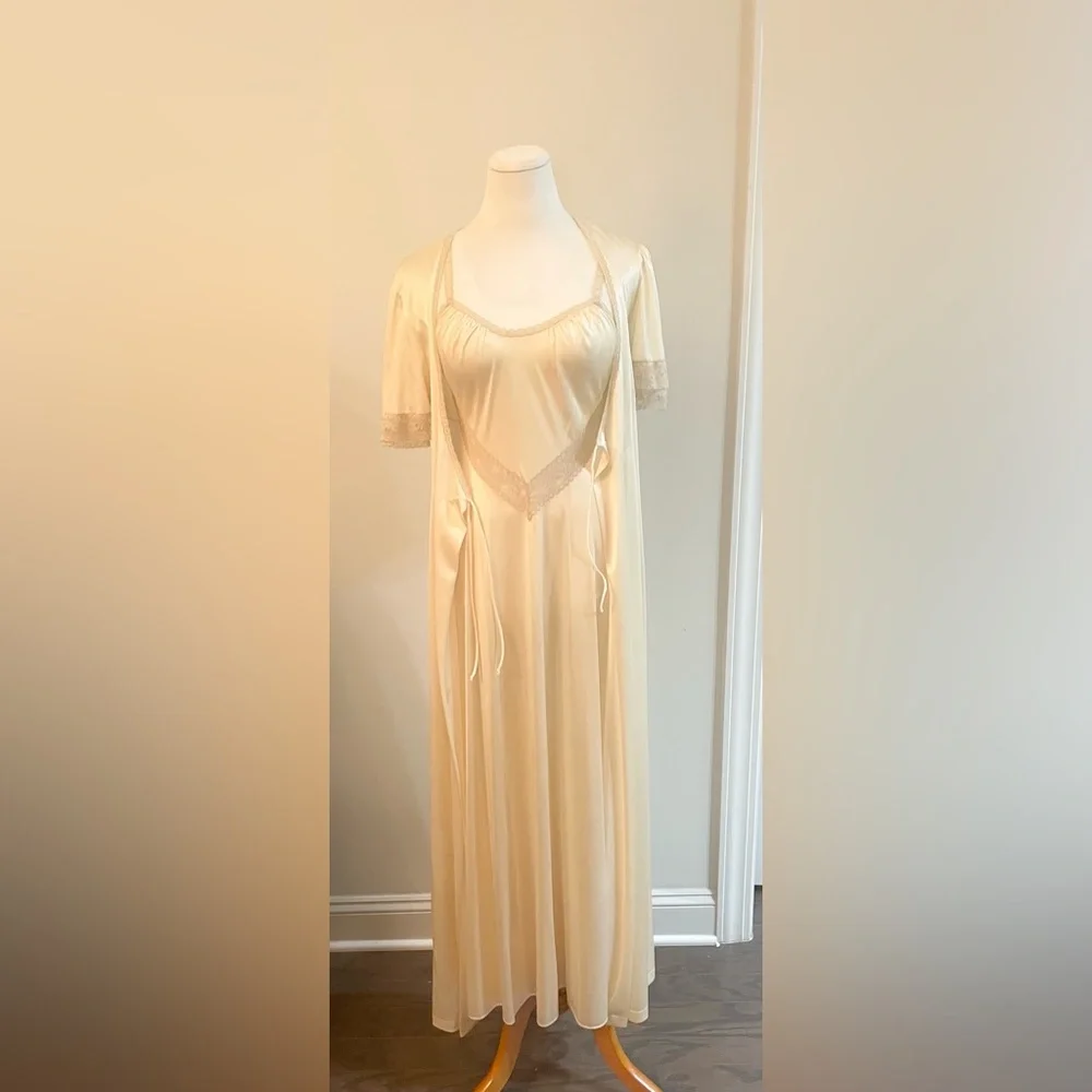 VANITY FAIR VINTAGE IVORY NIGHTGOWN SET SIZE SMALL